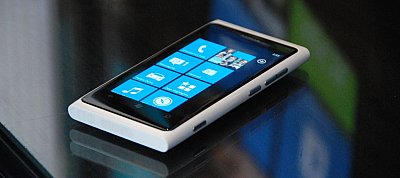 Száz napig egy tó mélyén feküdt, mégis működőképes maradt egy Nokia Lumia 800-as