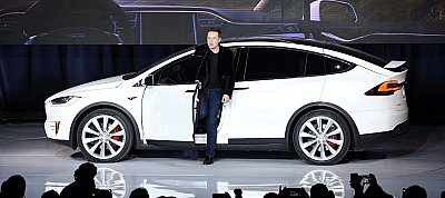 Nagyon kiosztották Elon Muskot és a Tesla-t a "gyereket" elcsapós videó miatt