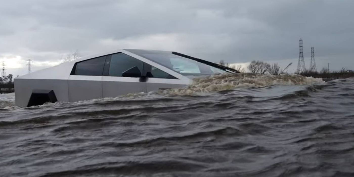 Videón, ahogy "nyakig" belehajt a vízbe és szinte teljesen elmerül egy Cybertruck