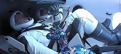 Űrdinoszaurusz lopta el a show-t az igazi űrhajósok elől a SpaceX fellövésén