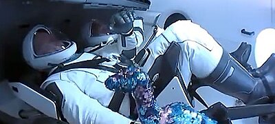 Űrdinoszaurusz lopta el a show-t az igazi űrhajósok elől a SpaceX fellövésén