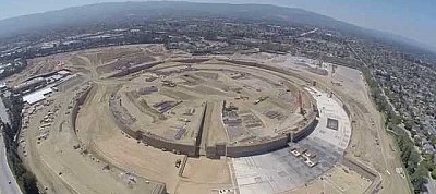 Drónnal készített kémvideón látható az Apple építés alatt álló új központja