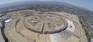 Drónnal készített kémvideón látható az Apple építés alatt álló új központja