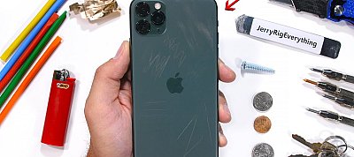 Késsel, kulccsal és öngyújtóval estek neki az iPhone 11-nek - ez lett belőle