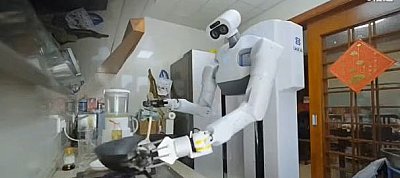 Videón a háztartási robot, ami beveti az ágyat, reggelit főz, ruhát mos és még a táskádat is hozza