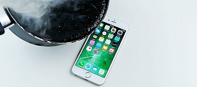 Mi történik ha forró kátrányt öntünk egy iPhone-ra? Ez.