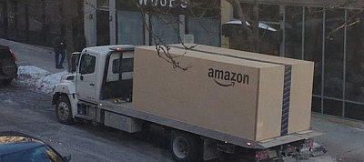 Napi humor: Kitalálod mi volt a világ legnagyobb Amazon-csomagjában?