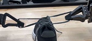 Videón, ahogy megköti egy cipő fűzőjét a Google MI-je által vezérelt robot