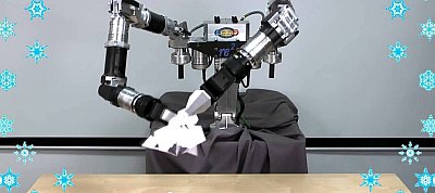 Nézd meg hogyan csinál papírból karácsonyfadíszt ez az ügyes robot!