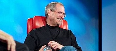 A három éve elhunyt Steve Jobs miatt perlik részvényesei az Apple-t