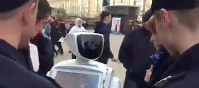 Politikai tüntetésen tartóztatták le a szökős robotot