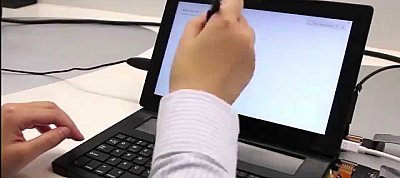 A virtuális és valódi billentyűzet előnyeit ötvözi a Microsoft találmánya