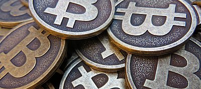 Adatbázisba gyűjtené a Bitcoin-használók valódi adatait az EU