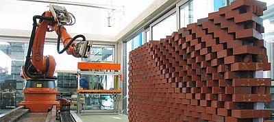 Félnek a robotoktól a magyar építőipari munkások