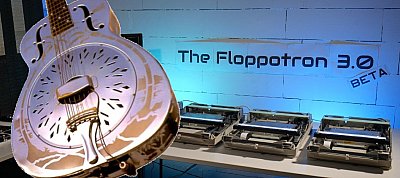 Így hangzik a Dire Straits ismert slágere 512 floppy-meghajtón és 16 HDD-n előadva