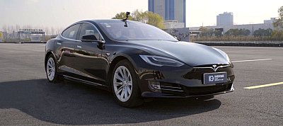 Durva: Pofonegyszerűen szembeforgalomba lehet irányítani az önvezető Tesla-kat
