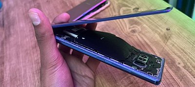 Nagy baj lehet a Samsung csúcstelefonjaival - felpuffadhat az akku bennük, szétfeszítve a mobilokat