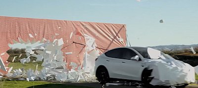Videón, ahogy elbukik a gyalogkakukk-teszten a Tesla önvezető rendszere