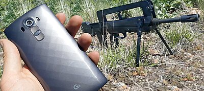 Ez történik ha rálőnek egy LG G4-re egy gépfegyverrel