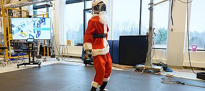 Meglepő mutatványt ad elő a Mikulásnak beöltözött Atlas robot a Boston Dynamics új videójában