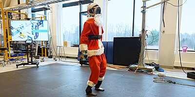 Meglepő mutatványt ad elő a Mikulásnak beöltözött Atlas robot