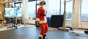 Meglepő mutatványt ad elő a Mikulásnak beöltözött Atlas robot