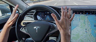 Elképesztő: Gyorshajtott is a kamionba rohanó önvezető Tesla