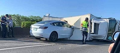 Megint fékezés nélkül rohant egy Tesla egy nyilvánvaló útakadályba