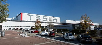 Emberre támadt a Tesla egyik robotja, karmával mart bele a férfiba
