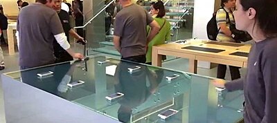 Különleges asztalok jelentek meg az Apple boltjaiban