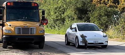 Videón, ahogy elüt egy "iskolás kisgyereket" egy önvezető Tesla egy kísérletben