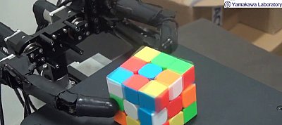 Itt a robot, ami három ujjal oldja meg a Rubik-kockákat