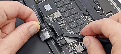 Jól kitol az Apple azokkal, akik maguk szeretnék javítani MacBook-jaikat