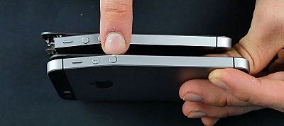 Visszatér a bendgate - simán elgörbül az új iPhone SE is