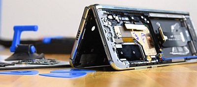 Szétkapták a Samsung új, frissített Galaxy Fold mobilját - és ezt látták benne