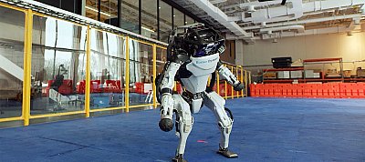 Elképesztően jó táncos videót csinált robotjaival a Boston Dynamics