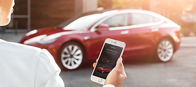Lehalt a Tesla appja, így ki lett zárva autójából egy rakás tulaj