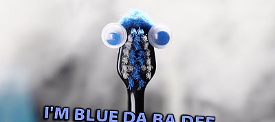 Így hangzik az ezredforduló legismertebb eurodance száma a fogkefe-zenekar előadásában