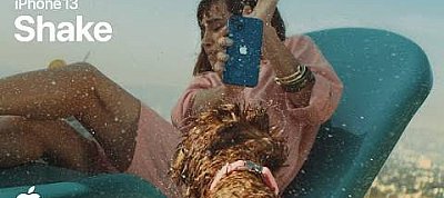 Hűvös vízzel és kutyával reklámozza az iPhone-t az Apple - mert mi mással, ugye, a kánikulában?