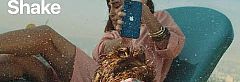 Hűvös vízzel és kutyával reklámozza az iPhone-t az Apple - mert mi mással, ugye, a kánikulában?