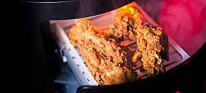 Rántott csirkét melegít a videókártya hőjével a KFC új, gamereknek szánt gépe