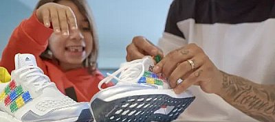 LEGO-kockákkal egyedire alakítható cipőt mutatott be az Adidas