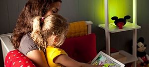 Színekkel és fényekkel teszi érdekesebbé a meséket a Philips új okoslámpája
