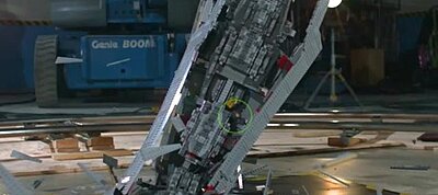 Így hullik darabjaira szuperlassításban egy LEGO-ból épített Csillagromboló