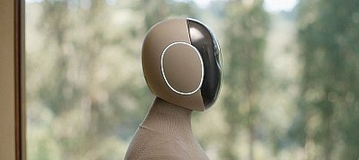 Videón az 1X emberszabású háztartási robotja, ami porszívóz, felszolgál és ablakot tisztít