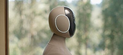 Videón az 1X emberszabású robotja, ami porszívóz, felszolgál és ablakot tisztít