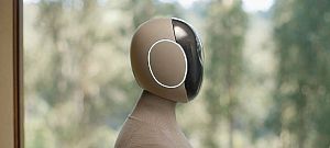 Videón az 1X emberszabású robotja, ami porszívóz, felszolgál és ablakot tisztít