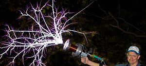 Nagyon durva villámfegyvert csináltak egy Tesla-tekercsből