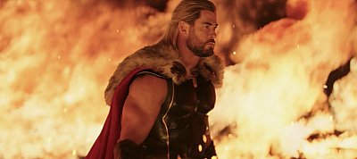 Vicces "gyúrós" videót osztott meg Chris Hemsworth a Thor: Szerelem és Mennydörgésből