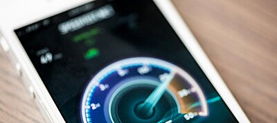 Direkt lassítja be a régi iPhone-okat újabb modell kiadásakor az Apple?